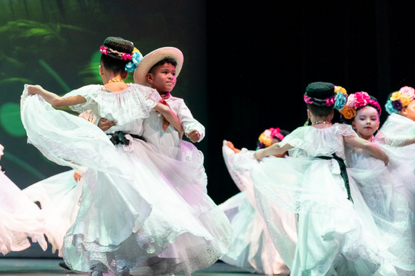 Una Celebración Para las Madres-A DMT Resident Company 